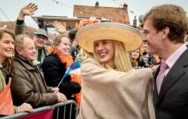De acteurs tijdens opnames van Koninginnedag.